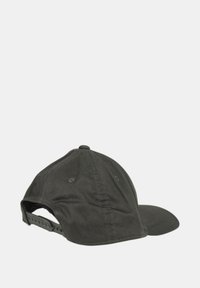 Cappello realizzato in tessuto scuro con visiera curva, strap regolabile sul retro e dettagli cuciti sulla corona e sulla visiera.