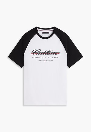 Maglietta raglan bianca e nera con la scritta "Cadillac Formula 1 Team Tommy Hilfiger" e il logo sul davanti.