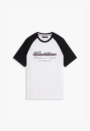 Fehér és fekete raglán ing "Cadillac Formula 1 Team Tommy Hilfiger" felirattal és logóval az elején.
