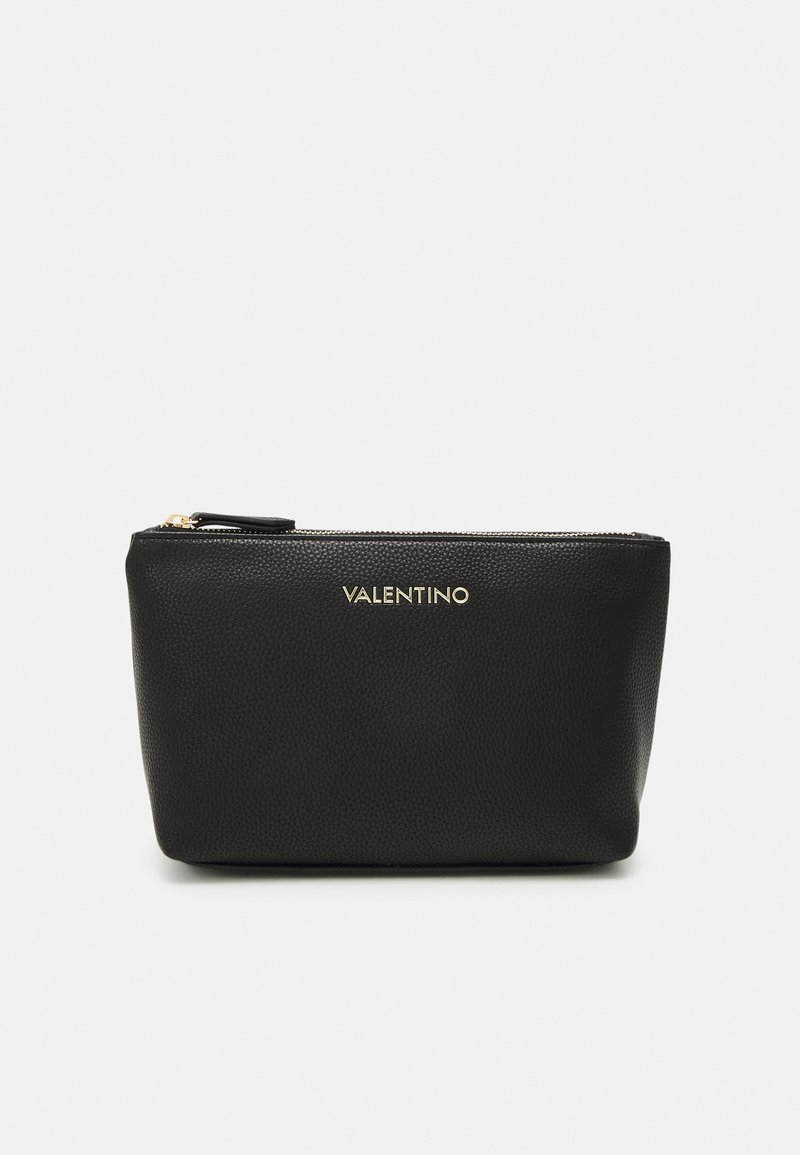 Melnas ādas skaistumkopšanas somiņa ar strukturētu virsmu. Aprīkota ar zelta rāvējslēdzēju un "VALENTINO" logo, kas iepresēts priekšpusē. Taisnstūra forma.