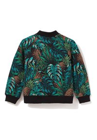 Czarna bluza z nadrukiem tropikalnych liści i ananasa. Projekt zawiera intensywne odcienie zieleni i brązu oraz prążkowane czarne mankiety i dół.