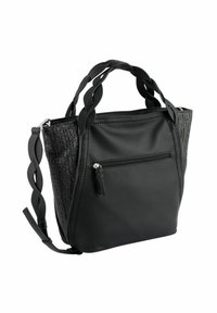 Sac fourre-tout noir avec côté tissé texturé, matériau combiné en cuir et textile, poignées tressées et poche à fermeture éclair à l'avant.