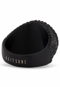 Anillo de silicona negro con un exterior texturizado y un interior suave. Presenta el grabado de la marca "AKITSUNE". Forma ovalada, material flexible.