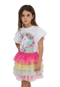 Maglietta bianca con grafica di unicorno, maniche arricciate, abbinata a una gonna in tulle a più strati nei colori rosa, giallo e verde menta. Vita rosa.