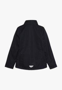 Sort letvægtsjakke med ståkrave, lange ærmer og en reflekterende trekantet detalje bagpå nær kanten. Glat stofstruktur.