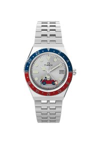 Montre Timex avec bracelet en acier, cadran argenté, lunette bleu et rouge, présentant Snoopy dans une voiture rouge, et un guichet de date à 3 heures.