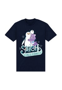 Mörkblå t-shirt med en grafisk design av två pingviner och en lila björn med texten "SLEIGH ALL DAY" i lekfull stil.