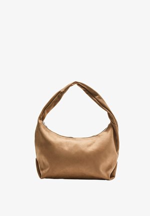 Braune Hobo-Tasche aus einem weichen Stoff mit geschwungener Silhouette und verlängertem Tragegurt. Merkmale einen Reißverschluss entlang der oberen Kante.