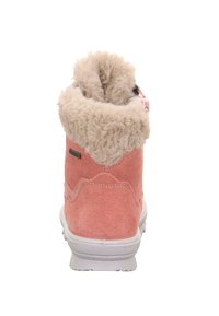 Różowe zamszowe botki z podszewką z sztucznego futra przy kołnierzu, białą gumową podeszwą i prostymi detalami ściegów z boku.