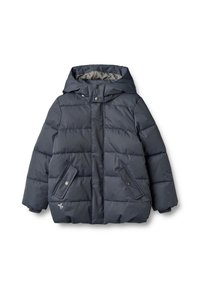 Marineblauwe pufferjas met een capuchon, voorzien van doorgestikte secties, drukknopzakken en een geruite voering. Zachte textuur met geribbelde manchetten.