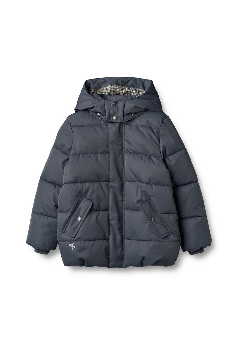 Marineblauwe pufferjas met een capuchon, voorzien van doorgestikte secties, drukknopzakken en een geruite voering. Zachte textuur met geribbelde manchetten.