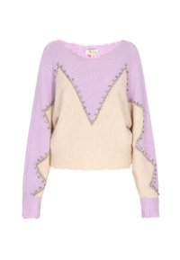 Leichtes Strickoberteil in Creme und Lavendel mit einem Zickzackdesign, verziert mit silbernen Nieten entlang der Nähte und in einem lässigen Schnitt.