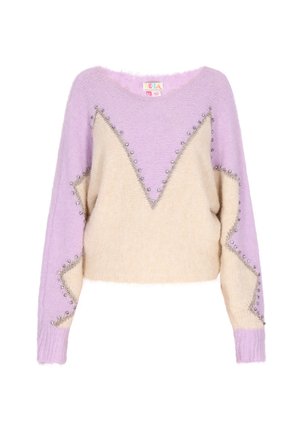 Pull en maille légère de couleur crème et lavande avec un motif en zigzag, orné de clous en argent le long des coutures, et d'une coupe décontractée.