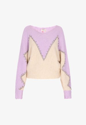 Lahki pleteno pulover v kremni in/lavandni barvi s cik-cak vzorcem, okrašen s srebrnimi žebljički vzdolž šivov in sproščenim krojem.