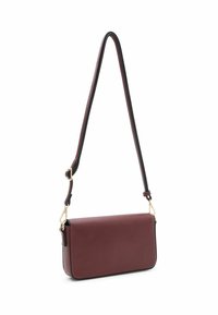 Borsa a tracolla in pelle bordeaux con texture liscia, forma rettangolare, tracolla nera con hardware regolabile e dettagli dorati.