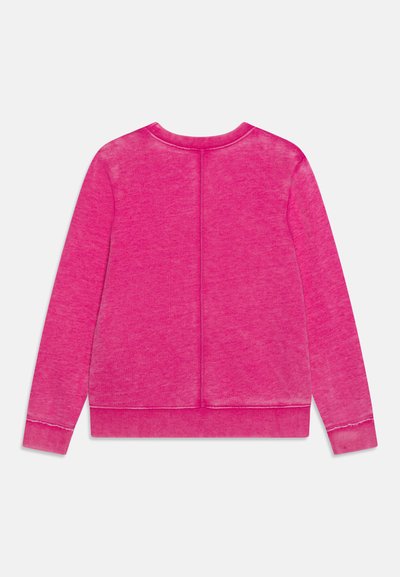 Mikina z fleece materiálu v jasne ružovej farbe, s okrúhlym výstrihom a dlhými rukávmi. Hladká textúra s rebrovanými detailmi na manžetách a spodnom leme.