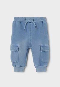 Pantaloni cargo azzurri chiari in felpa con cintura regolabile, polsini a costine e tasche laterali. Realizzati in un tessuto morbido con una finitura leggermente sbiadita.