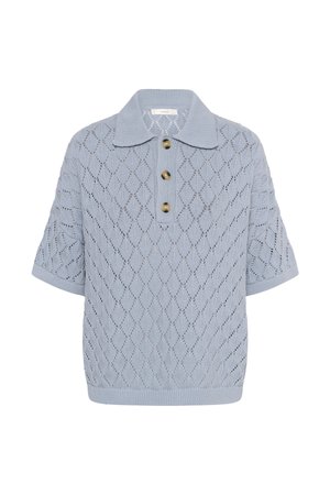 Svijetloplavi pamučni top kratkih rukava s dijamantnim otvorenim uzorkom, rebrastim ovratnikom i rubom, te tri velika smeđa gumba sprijeda.
