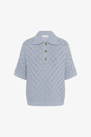 Svijetloplavi pamučni top kratkih rukava s dijamantnim otvorenim uzorkom, rebrastim ovratnikom i rubom, te tri velika smeđa gumba sprijeda.