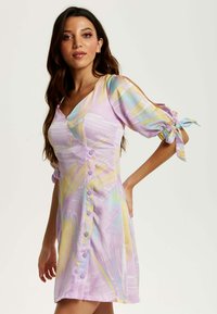 Liquorish MINI ABSTRACT BRUSH STROKE PRINT WITH V NECK, TI - Day dress - lilac