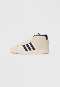 Off-white vysoké tenisky s námorníckymi modrými pruhmi, textom "PRO MODEL", gumovým špičkovým nadstavcom a textúrovanou podrážkou na jemnom pozadí.