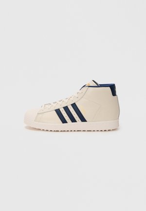 SUPERSTAR PRO UNISEX - Golf shoes - chalk white/night indigo/gold-coloured metallic