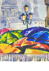 Ombrelloni colorati in tonalità vivaci di rosso, verde, giallo e blu con tessuto testurizzato; bordi frangiati; sfondo di una strada acciottolata e lampioni.