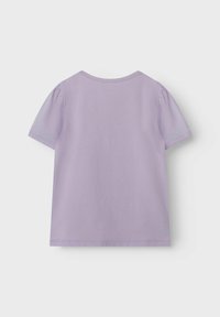 Koszulka z krótkim rękawem w jasnoliliowym kolorze, wykonana z bawełny, z okrągłym dekoltem oraz bufiastymi rękawami z przeszyciami. Gładka tekstura.