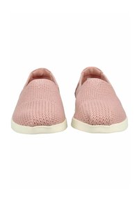 Een paar lichtroze instapschoenen met een gebreide bovenkant en witte rubberen zolen, gezien van voren.