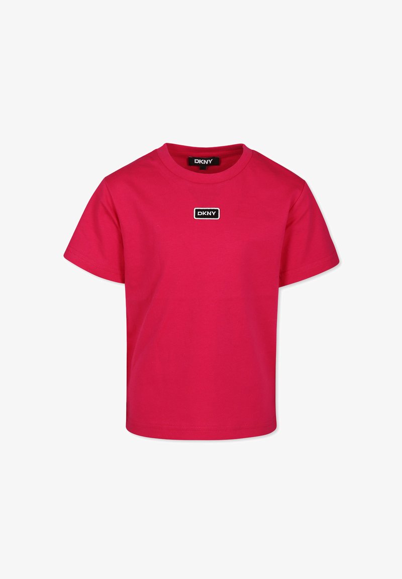 Camiseta de algodón fucsia con mangas cortas, cuello redondo y parche con el logo de DKNY en blanco y negro en la parte frontal. Textura suave, diseño casual.