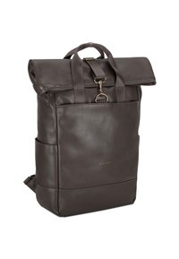 Zaino in pelle marrone con design a rullo, chiusura con fascetta, due tasche laterali e un logo dorato discreto sul pannello anteriore.