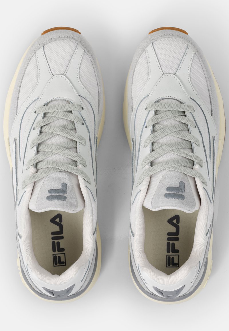 Weiße Mesh- und graue Wildledersneaker mit hellgrauen Akzenten, runder Zehenform und strukturierten Sohlen. Verfügt über gestickte Linien und ein Logo auf der Zunge.