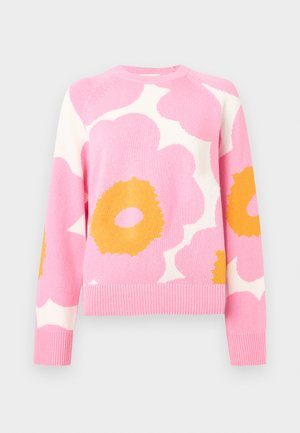 Różowy sweter z dużymi białymi i żółtymi kwiatowymi wzorami, okrągłym dekoltem, długimi rękawami oraz ściągaczami na mankietach i dole.