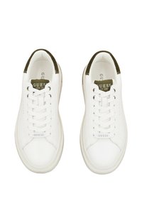 Sneakers in pelle bianca con texture liscia, lacci piatti, punta rotonda e un accento nero sul tallone. Logo "Guess" sulla linguetta.