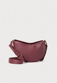 Vīna sarkanas krāsas mākslīgās ādas pleca soma ar izliekta formas dizainu, regulējamu siksnu un zelta krāsas metāla detaļām. Gluda tekstūra ar minimālistisku dizainu.