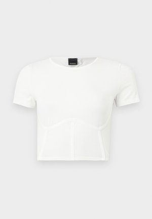 Hvit crop-top med kortermet og rund hals, med subtile sømdetaljer som former bysteområdet.