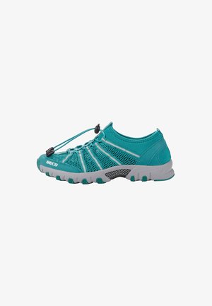 Chaussures d'eau en mesh bleu-vert avec semelles en caoutchouc gris et motif de traction, dotées de lacets élastiques et d'un talon renforcé pour un soutien et un confort accrus.