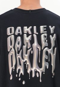 Oakley STACKED METAL CREWNECK  - Felpa - blackout