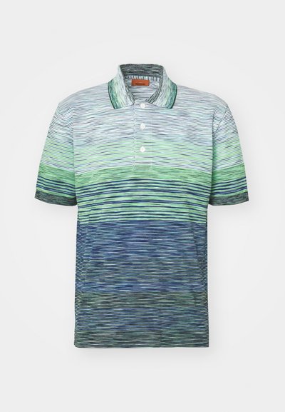 Polo krekls ar apkakli dažādās horizontālās svītrās zaļā un zilā krāsā. Izgatavots no teksturētas auduma ar trim baltām pogām ap kaklu.