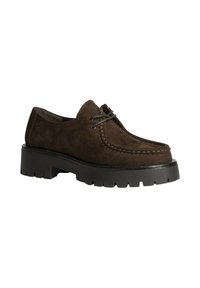 Zapato de ante marrón con puntera redondeada, detalle de costura y dos cordones. Presenta una suela de goma negra gruesa con relieves para mayor tracción.