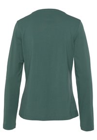 Camicetta a maniche lunghe in cotone verde scuro, scollo a giro, texture liscia, orlo dritto, senza motivi visibili o dettagli in metallo.