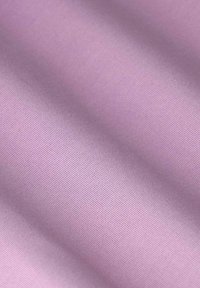 Tissu satin violet clair présentant une texture lisse avec un motif côtelé subtil et un léger éclat. La surface est uniforme et homogène.