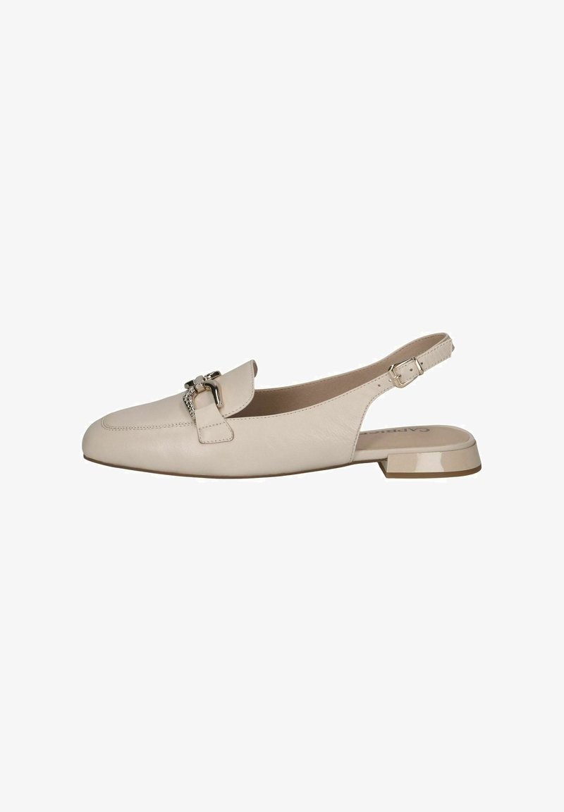 Scarpa slingback in pelle beige con punta tonda, dettaglio decorativo a fibbia e tacco basso e lucido. Texture liscia, design minimalista.