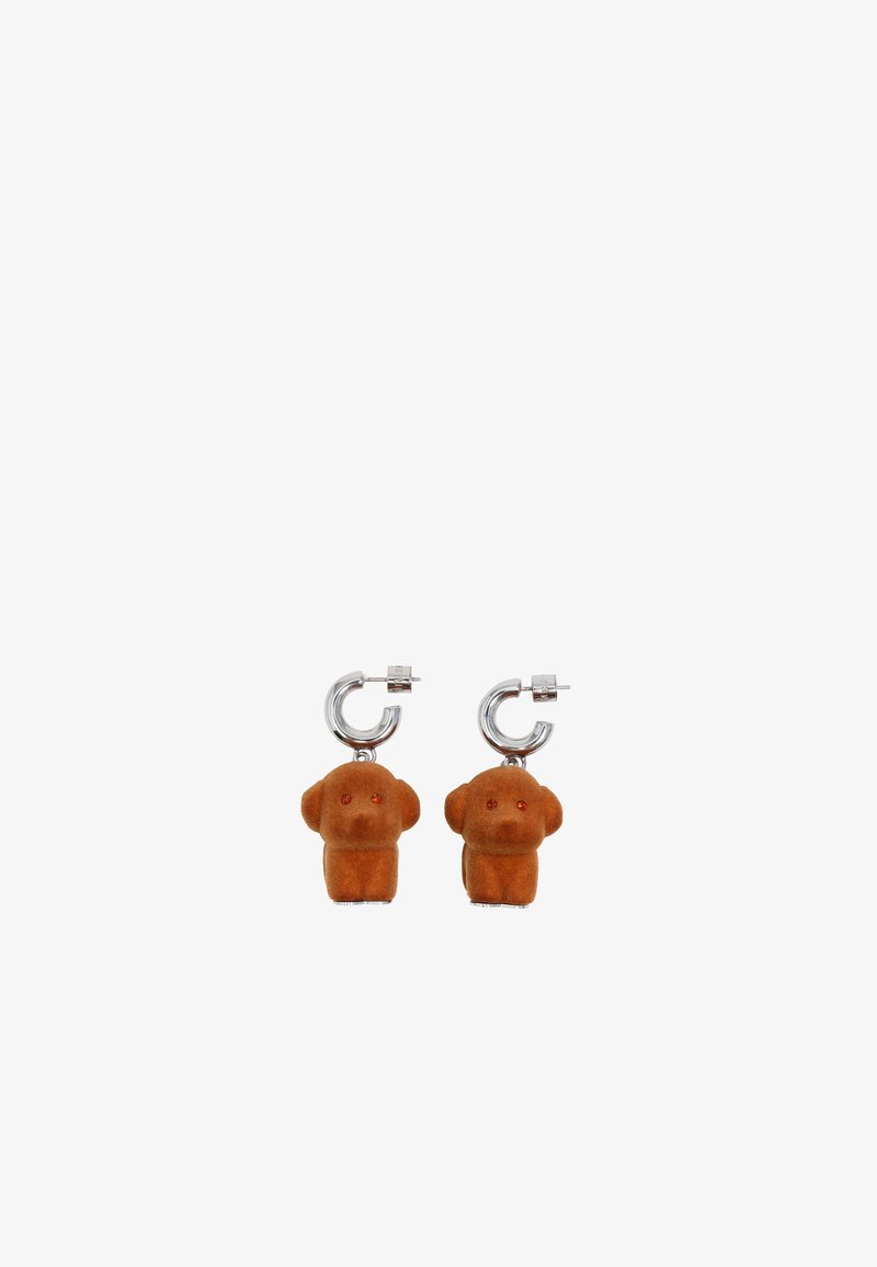 Orecchini in suede marrone a forma di cane con accenti rossi, dotati di anelli in argento. Il design include orecchie arrotondate e una finitura testurizzata.