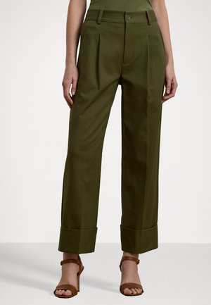 Olijfgroene wijde broek met plooien aan de voorkant, een knoopsluiting en manchetten aan de onderkant. Gemaakt van een gestructureerde stof, geschikt voor formele kleding.