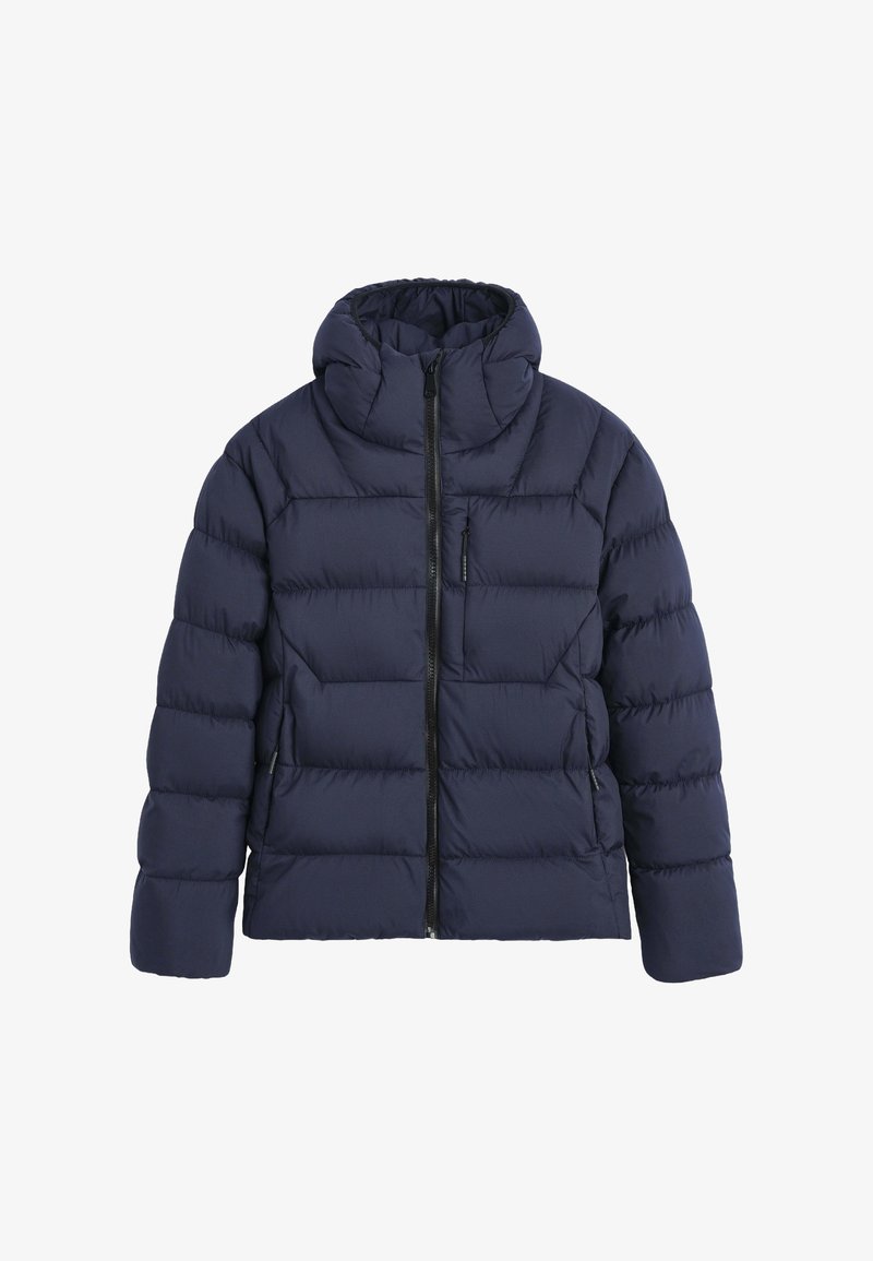 Veste matelassée bleu marine avec un col montant, une fermeture éclair intégrale à l'avant et un motif matelassé. Dispose de poches latérales et d'une texture légèrement rembourrée.