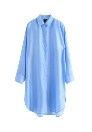 Abito camicia oversized a maniche lunghe di colore azzurro chiaro, con chiusura a bottoni e colletto, caratterizzato da orlo curvo e maniche con polsini.