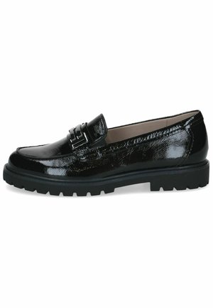 Zwarte glanzende leren loafer met dikke rubberen zool en metalen gespdetail bovenop, zijaanzicht tegen een witte achtergrond.