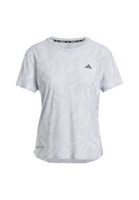 Camiseta atlética gris claro con un patrón en zigzag, de mangas cortas, cuello redondo y un pequeño logo en el pecho. Tejido suave y transpirable.