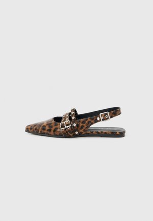 Zapato plano con punta puntiaguda y tira trasera, estampado de leopardo, dos correas con hebillas adornadas con pequeñas tachuelas y suela negra delgada.